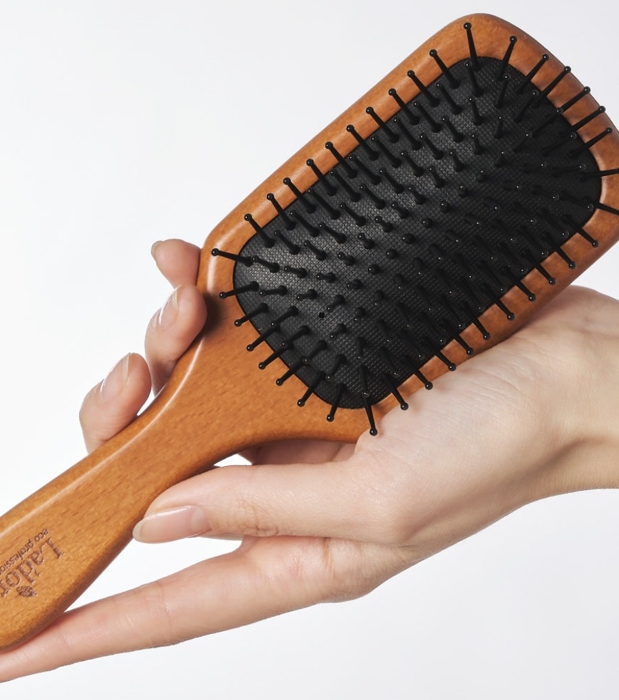 Lador_Wooden_Paddle_Brush_Middle_hand.jpg